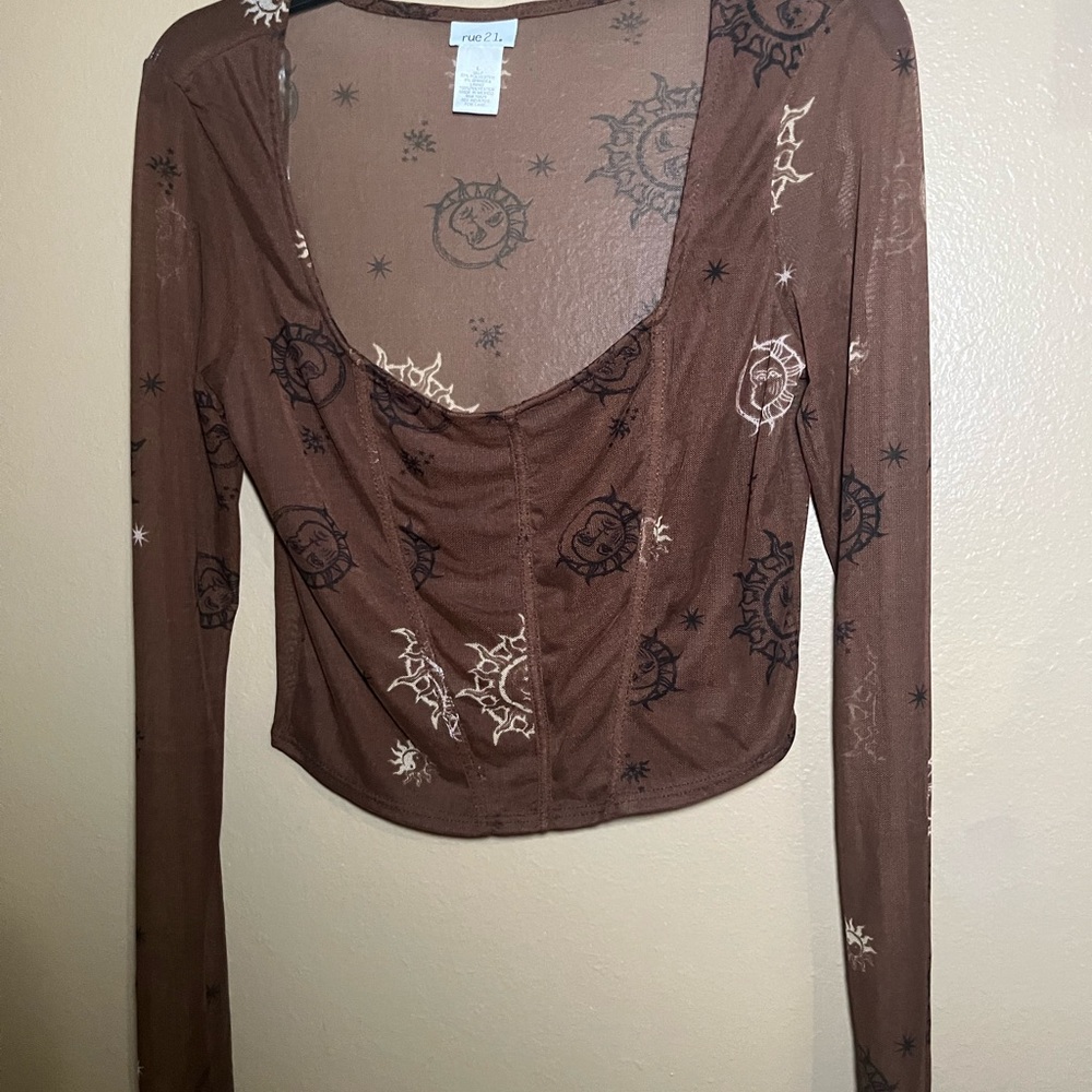Stunning brown moon pattern long sleeves crop top with large round neck.